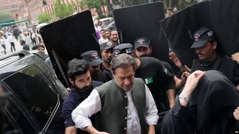 ra’iisul wasaarihii hore ee dalka Pakistan Imran Khan oo la hor istaagay in xabsiga laga sii daayo.