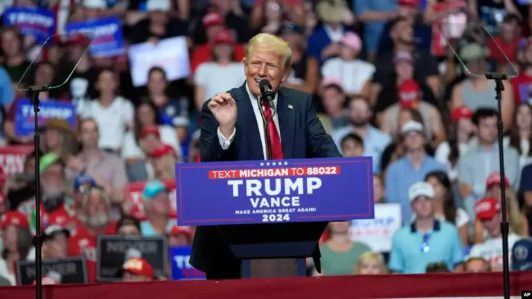 Trump oo dib ugu soo laabtay ololaha doorashada, kaddib dhaawacii soo gaaray.