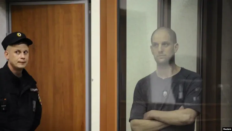 Maxkamad ku taalla dalka Ruushka oo 16 sano oo xabsi ah ku xukuntay ah wariye u dhashay dalka Mareykanka,