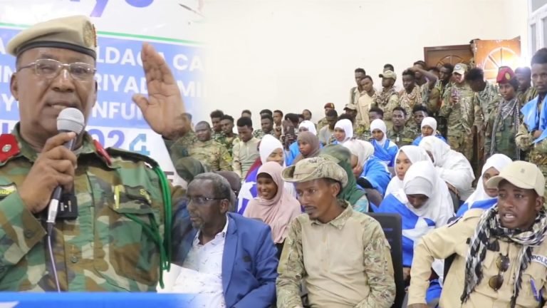 {DAAWO MUUQAALKA} Taliyaha Qeybta27 oo dadka rer hiiran ku bogadiyay ineey mar kale diyaar unoqdan dagal kadhan ah AS