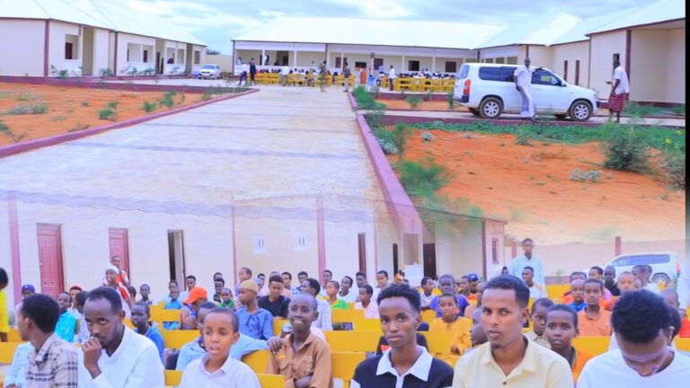 {DAAWO MUUQAALKA} Wasiirka Waxbarashada Galmudug oo xarigga ka jaray iskool wax lagu bari doono agoonta Guriceel.