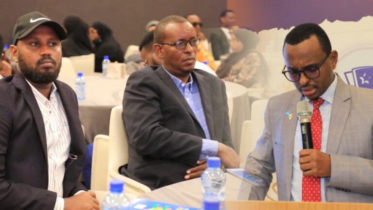 {DAAWO MUUQAALKA}  Hantidhowraha Guud ee JFS ayaa furay xaflada Abaalgudka Shaqaalaha Xafiiska Hantidhawrka Guud.