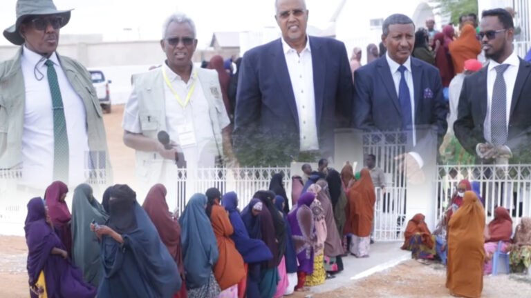 {DAAWO MUUQAALKA} Wasiir Juxa iyo masuuliyiin kale oo ka warbixiyay doorasha golaha deeganka ee Puntland.
