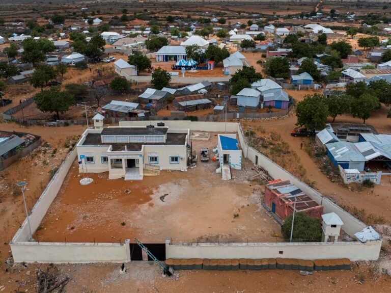 Xarun AS ku diyaarinayeen baabuur qaraxyo oo la burburiyay.