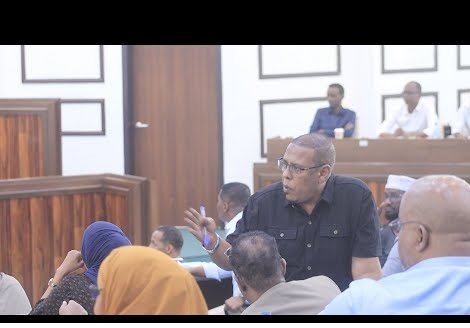 {DAAWO MUUQAALKA} Buuq ka dhax Billowday Baarlamaanka Soomaaliya.