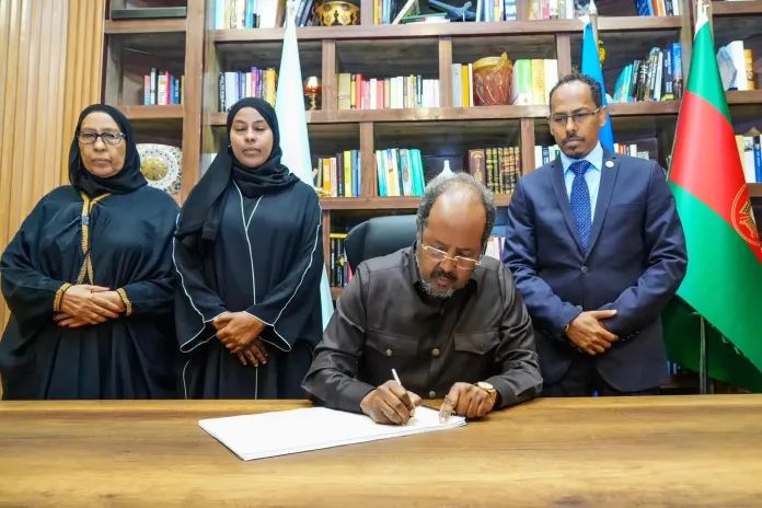 Madaxweyne Xasan Sheekh oo maanta saxiixay Buugga tacsida ee proff Jawaari.