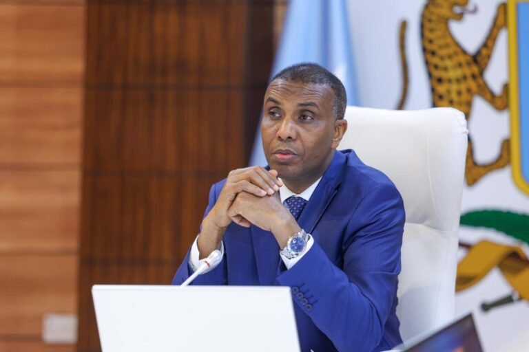 Xamse cabdi bare oo farriin u diray Ciidanka dowladda iyo kuwa Daraawiishta Jubbaland