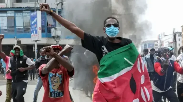 Bannaan baxayaasha Kenya oo ku Gooddiyay in ay gudaha u galayaan garoonka diyaaradaha ee JKIA iyo booliska oo ka jawaabay