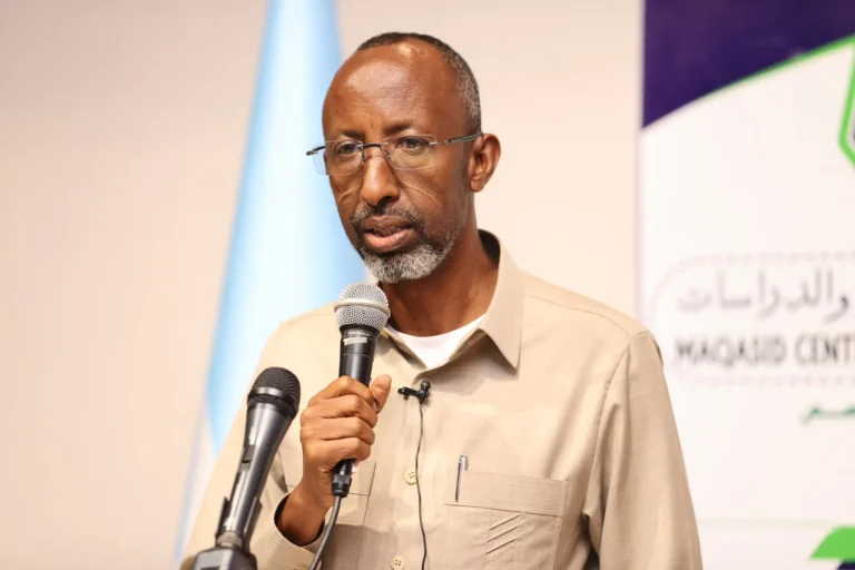 Dowladda Soomaaliya oo shaqada ka cayrineysa ku dhawaad 100 macalin ay horay uqoratay.