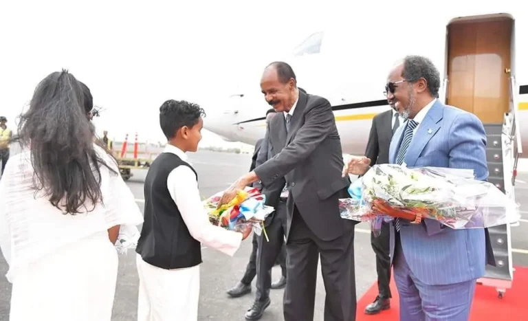 {DAAAWO SAWIRADA} Madaxweyne Xasan oo si weyn loogu soo dhaweeyay Asmara