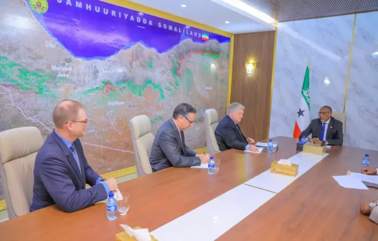 {DAAWO SAWIRADA} Madaxweynaha Maamulka Soomaaliland oo Kulan La Qaatay Safiirka Maraykanka ee Soomaliya