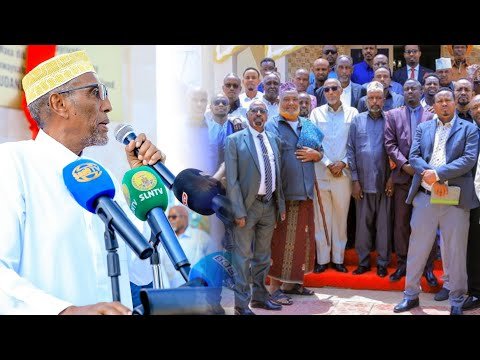 {DAAWO MUUQAALKA} Madaxweyne Muuse Biixi oo deg deg ula kulmay Masuuliyiin iyo Odayaal kasoo jeeda…….