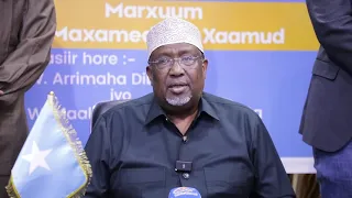 {DAAWO MUUQAALKA} Sheekh Aadan Madoobe oo saxiixay buuga tacsida ee wasiirkii hore ee Marxuum Maxamed Cali Xaamud