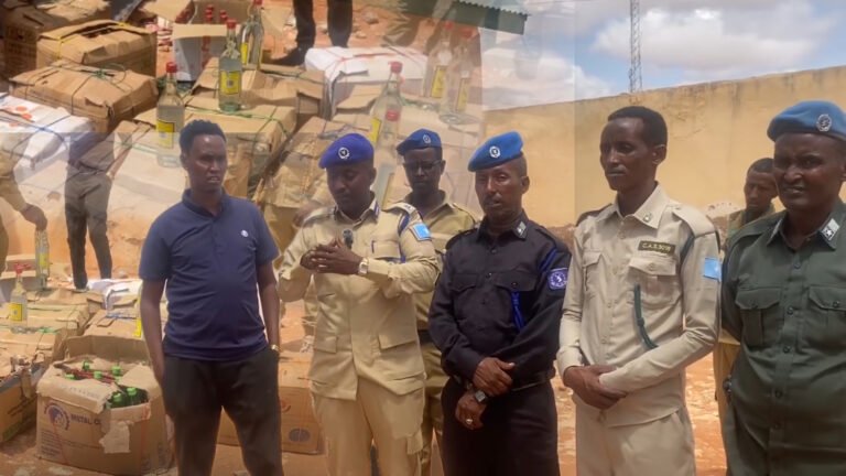 {DAAWO MUUQAALKA} Ciidamada Amaanka Magaalada oo Gaalkacyo oo Gubay Kartoono ay ku jiraan Khamri Farabadan.