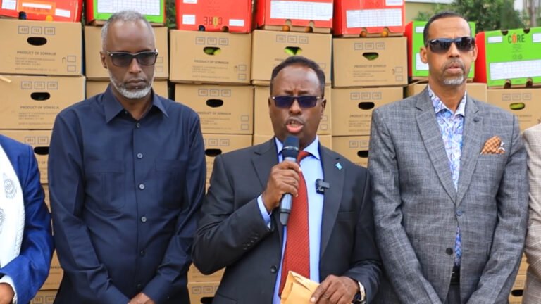 {DAAWO MUUQAALKA}  Wasiirka Maareeye ayaa maanta gurmad 10,000 oo dollar ku wareejiyey Guddiga gurmad Qaran,