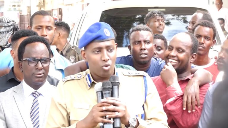 {DAAWO MUQAALKA} Taliyaha Booliska Gobolka Banaadir ”Cabashada Bajaajleeyda waxaa looga jawaabayaa sida ugu haboon.”