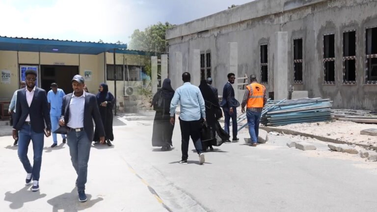 {DAAWO MUQAALKA} Agaasimaha Waaxda Gurmadka deg-degga ah oo booqasho ku tagay Isbitaalka Madiina ee Muqdisho.