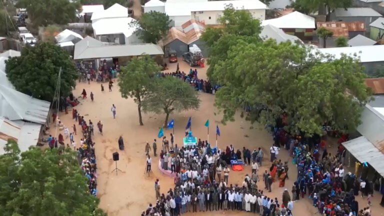 {DAAWO MUQAALKA}  Dadka ku nool Degmada Ceel baraf oo ka mahd celiyey Ansixinta Degmada