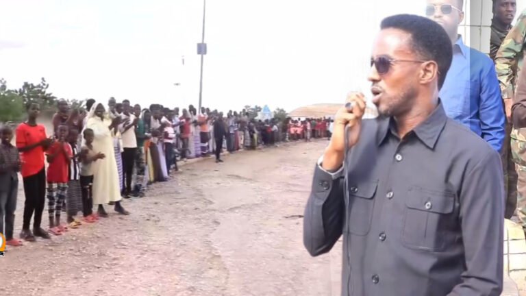 {DAAWO MUQAALKA}  Wafdi uu hoggaaminayo Guddoomiyaha gobolka Hiiraan oo gaaray degmada Jawiil ee gobolka Hiiraan.