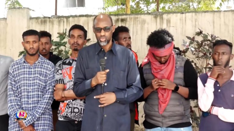 {DAAWO MUQAALKA} dhalinyaro kuxirnaa dalalka deriska la ah waddanka Algeria oo Muqdisho lagu soo celiyay