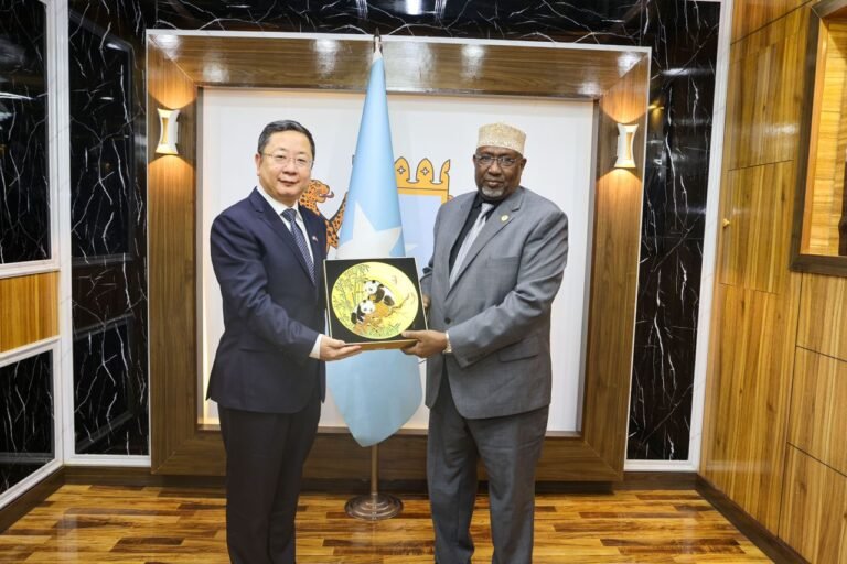 {DAAWO SAWIRADA} Guddoomiyaha  BJFS oo Qaabilay Safiirka  Shiinaha ee Soomaaliya.