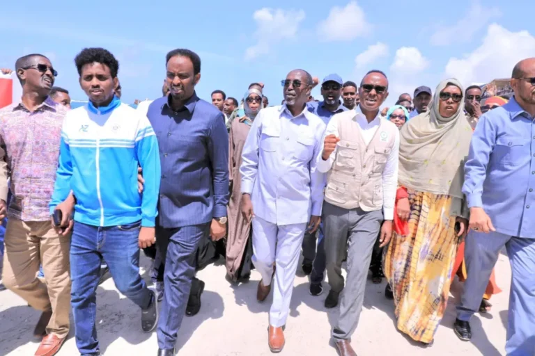 {DAAWO SAWIRADA} Shacabka Muqdisho oo Sameeyay Banaan Bax Looga Soo Horjeedo AS