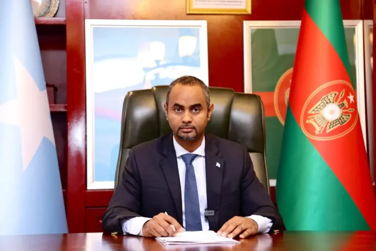 Muxuu Wasiirka Difaaca Ka Yiri Saraakiiishii Xalaya La Dalacsiiyay?