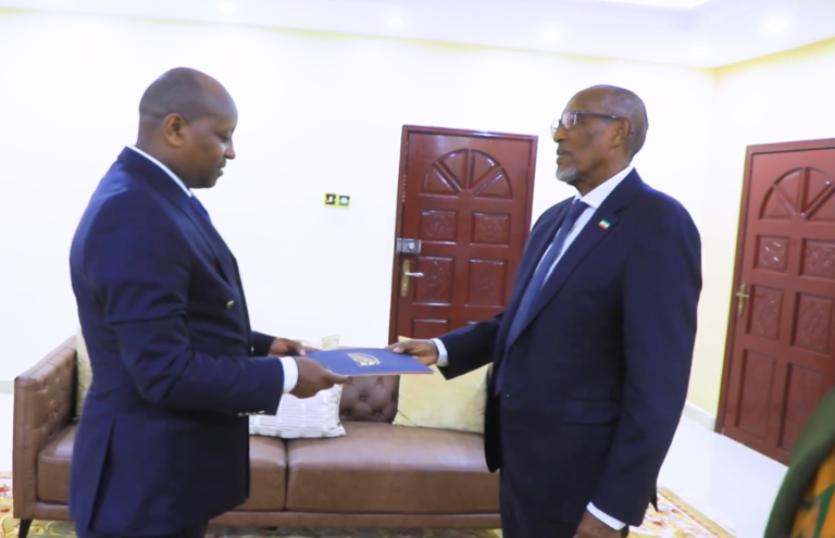 Madaxweyne Biixi oo Warqadaha Aqoonsiga ka guddoomay Safiirka Cusub ee Itoobiya