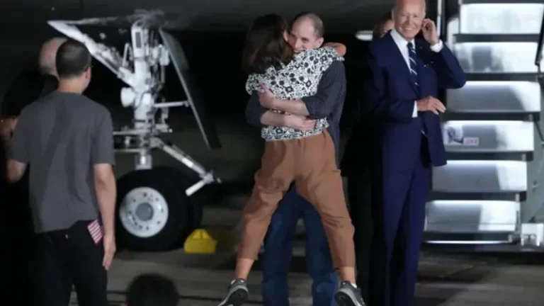 Maxaabiistii Mareykanka ee Ruushku sii daayay oo qoysaskooda la midoobay