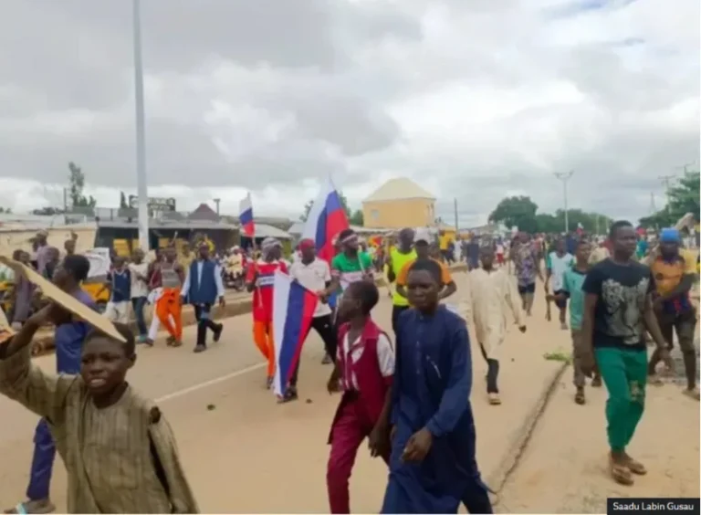 Dalka Nayjeeriya oo muddaharaadayaasha qaar lagua arkay iyaga oo lulaya Calanka Ruushka