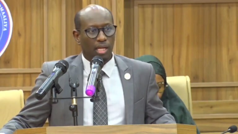 {DAAWO MUQAALKA}  Senator Cabdixakiin Macalin oo dalbaday in lasoo celiyo xeer hoosaaadkii hore ee golaha aqalka sare