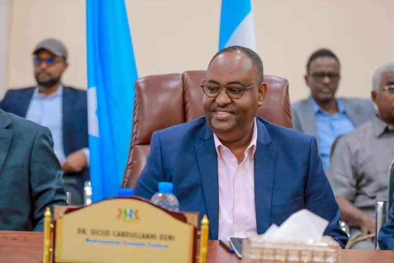 {DAAWO SAWIRADA} Madaxweynaha  Puntland oo La Kulmay Dad-weeynaha Gobolka Mudug.