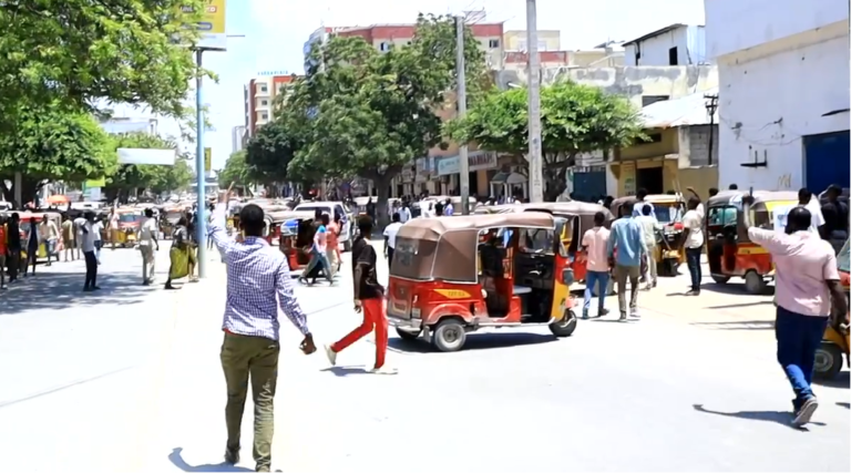 Wadayaasha Gaadiidka Bajaajta oo maanta rabshado ka sameeyay Muqdisho