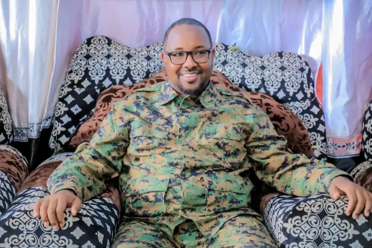 {DAAWO SAWIRADA} Hoggaamiyaha Khaatumo oo shir muhiim ah la qaatay Saraakiil ciidan