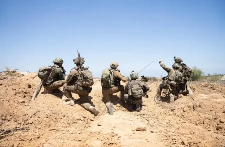 in Ka Badan 65 Askari oo Mareykan & Israailiyiin ah oo lagu dilay Yemen