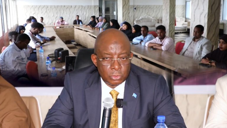 {DAAWO MUQAAALKA} “Waxaam dib usoo nooleynayna Wakaaladdii Filimada Soomaaliyeed.” Wasiirka warfaafinta XFS.