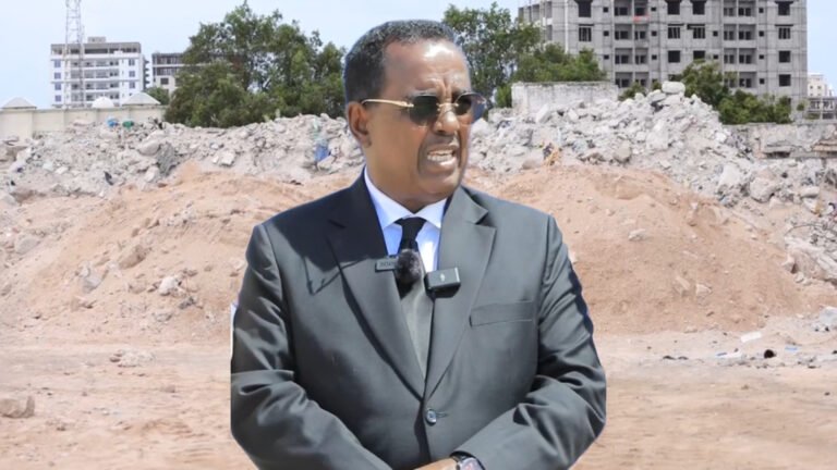 {DAAWO MUQAALKA}  Wasiir Xoosh”34 Sano kadib Xarunta Wasaarada Arimaha Gudaha manta ayaa la dhisaya.