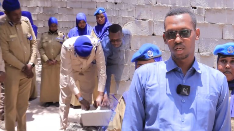 {DAAWO MUUQAALKA} Taliye Macalin Mahdi oo dhagax dhigay Saldhigga Degmada Xamarjajab.