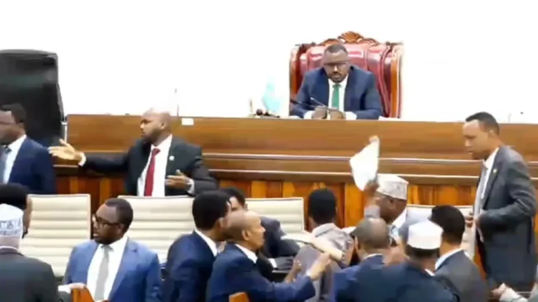 {DAAWO MUQAALKA} WAR DEG DEG AH:-Buuq ka dhax Billowday Xarunta Golaha shacabka.