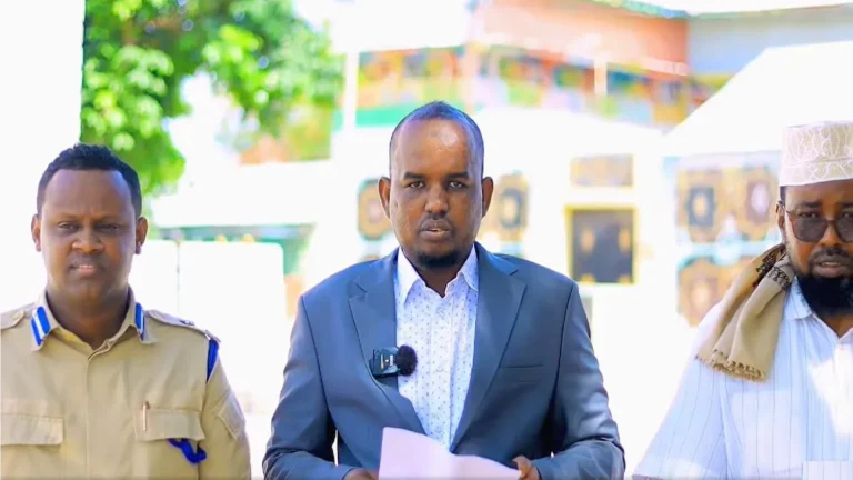 {DAAWO MUQAALKA} Muwaadin Soomaaliyeed oo in muddo 30 sano Gurigiisa Xoog Looga Haystay Ayaa Maanta Lagu Wareejiyay.