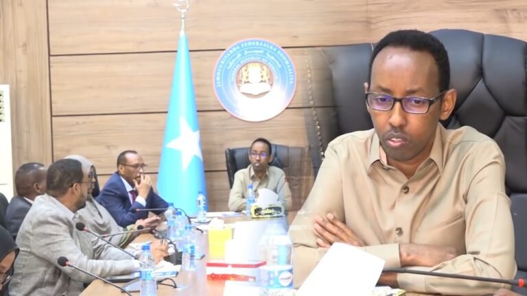 {DAAWO MUQAALKA} Gudiga Dastuurka labada aqal oo Senator Cabdirisaaq u Doortay Gudoomiye.