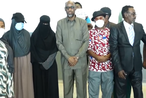 Dhallinyaro Dalka Dibadiisa ku xirnaa oo Dowladda Muqdisho kusoo celisay