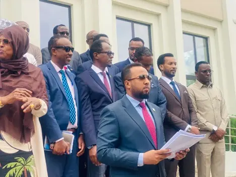 Xildhibaano ka Tirsan 2-da aqal ee Baarlamaanka oo ku Dhawaaqay Gole ay ku Mideysan-yihiin