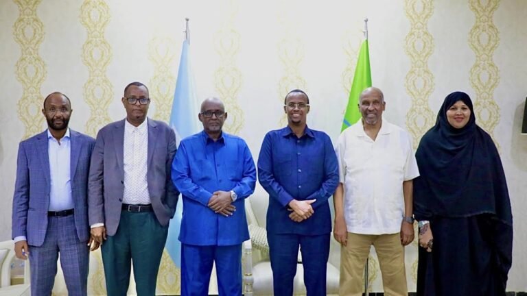 {DAAWO MUQAAALKA} Maxaa looga hadlay Kulankii dhaxmaray Madaxweyne Guudlaawe iyo Siyaasiyiinta Reer Hiiraan.?