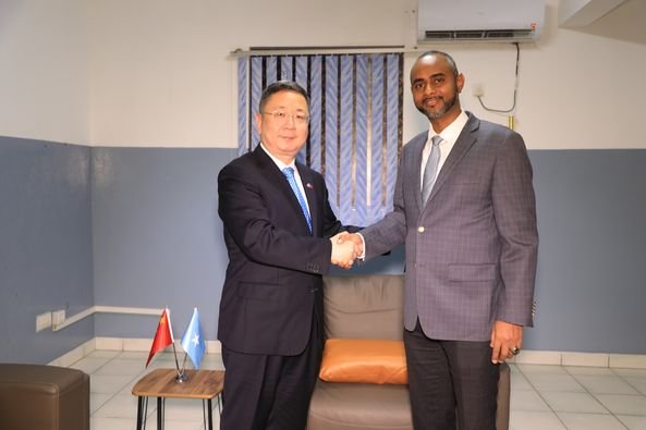 {DAAWO SAWIRADA} Wasiirka Gaashaandhigga & Wang Yu oo Muqdisho Ku Kulmay