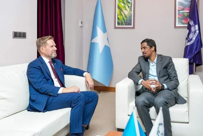 Taliyaha cusub ee booliska oo kulan mira dhal ah la qaatay safiirka Sweden.