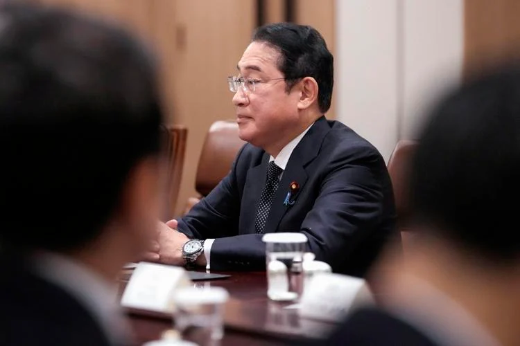 Ra’iisul Wasaarihi Japan oo is casilay isagoona kala diray galaha wasiirada.