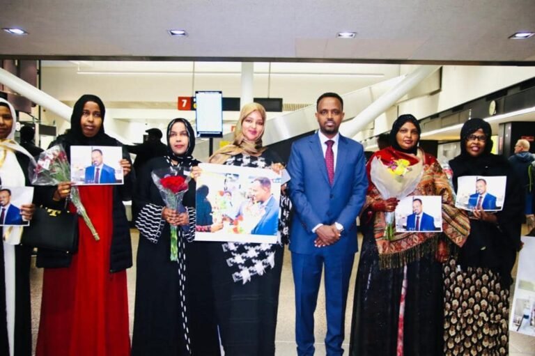 {DAAWO SAWIRADA} Wasiir Wasaaradda Warfaafinta iyo Wafdi Kale oo Gaaray Washington