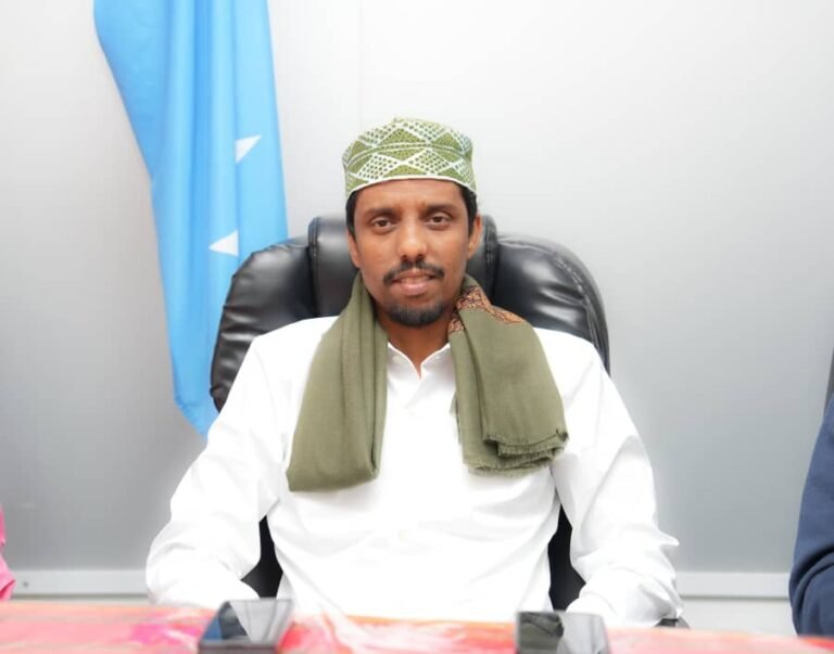 {DAAWO SAWIRADA} Taliyaha Ciidanka Booliiska Soomaaliyeed oo Kulan La qaatay Xildhibaanada Iyo Waxgaradka Puntland.