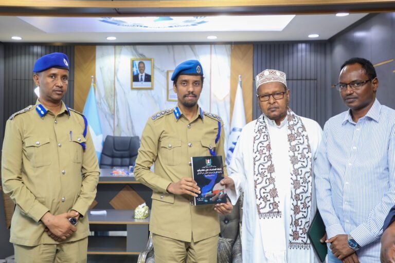 {DAAAWO SAWIRADA} Taliyaha Booliska oo Kulan La Qaatay Culumada Soomaliyeed